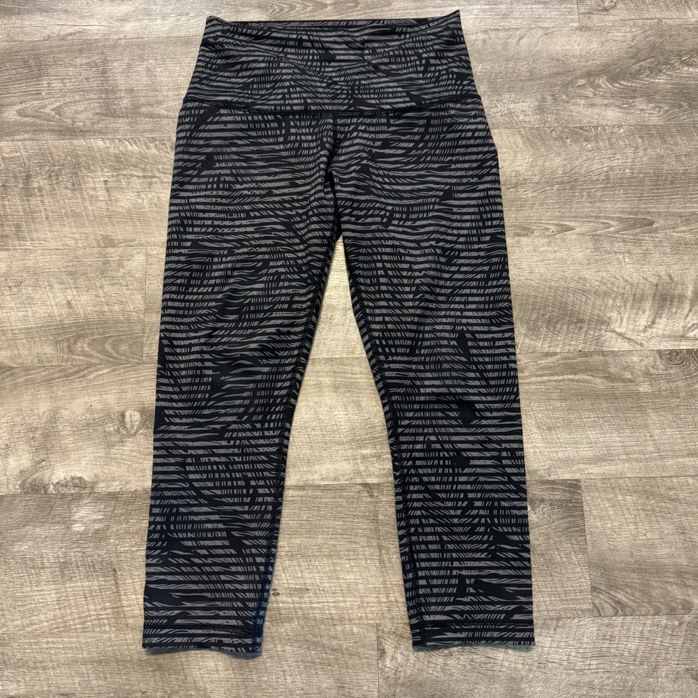 Lululemon Wunder Under Feather Print Black Striped Crop Leggings Women’s Sz. 6
